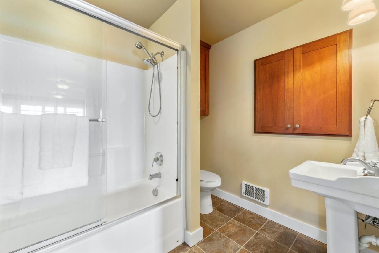 @ Marbella Lane - Waterfront Studio Whidbey Island Apartment Купвил Екстериор снимка